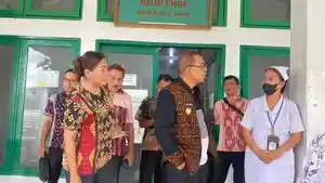 Bupati-Saat-Sidak-RSUD-Ende-3.jpg