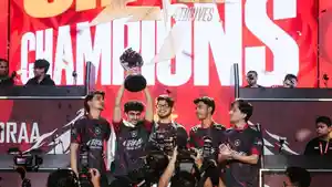 JUARA-PMGO-2026-S1-Tim-4thrives-Esports-mengangkat-trofi-juara.jpg