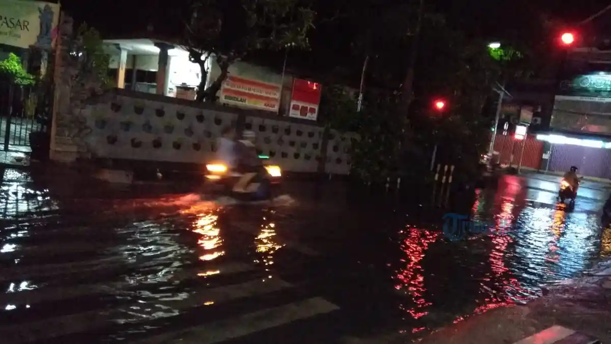 Diguyur Hujan Deras, Lampu Merah Pulau Saelus Denpasar Banjir Setinggi Tumit Orang Dewasa