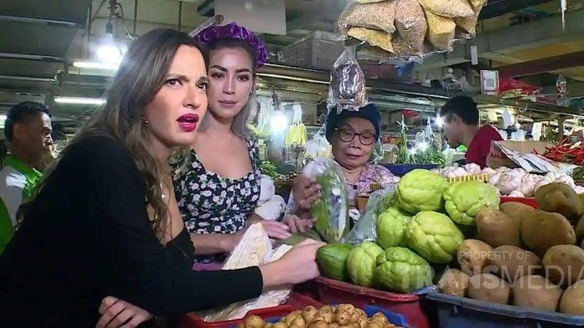 Nia Ramadhani Pertama Kali Belanja ke Pasar Tradisional, Lihat Ekspresinya saat Beli Cabai