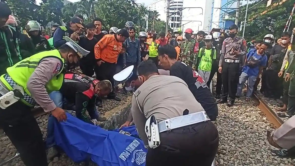 Kecelakaan Hari Ini di Jakarta: Pengemudi Ojol Tewas Tertabrak Kereta di Mangga Dua