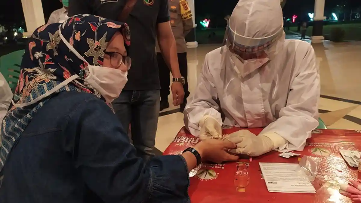 Banyak Tak Pakai Masker, 100 Pengunjung Jalani Rapid Test di Pantai Seruni Bantaeng