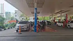 KENAIKAN-BBM-Suasana-SPBU-COCO-Daan-Mogot-3111403-Jalan-Daan-Mogot-Jelambar.jpg