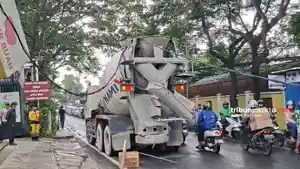 Truk-nyangkut-kabel-di-kembangan.jpg