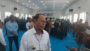 Bupati-Malaka-Stefanus-Bria-Seran-saat-diwawancarai-di-Kantor-DPRD-Kabupaten-Malaka-S.jpg