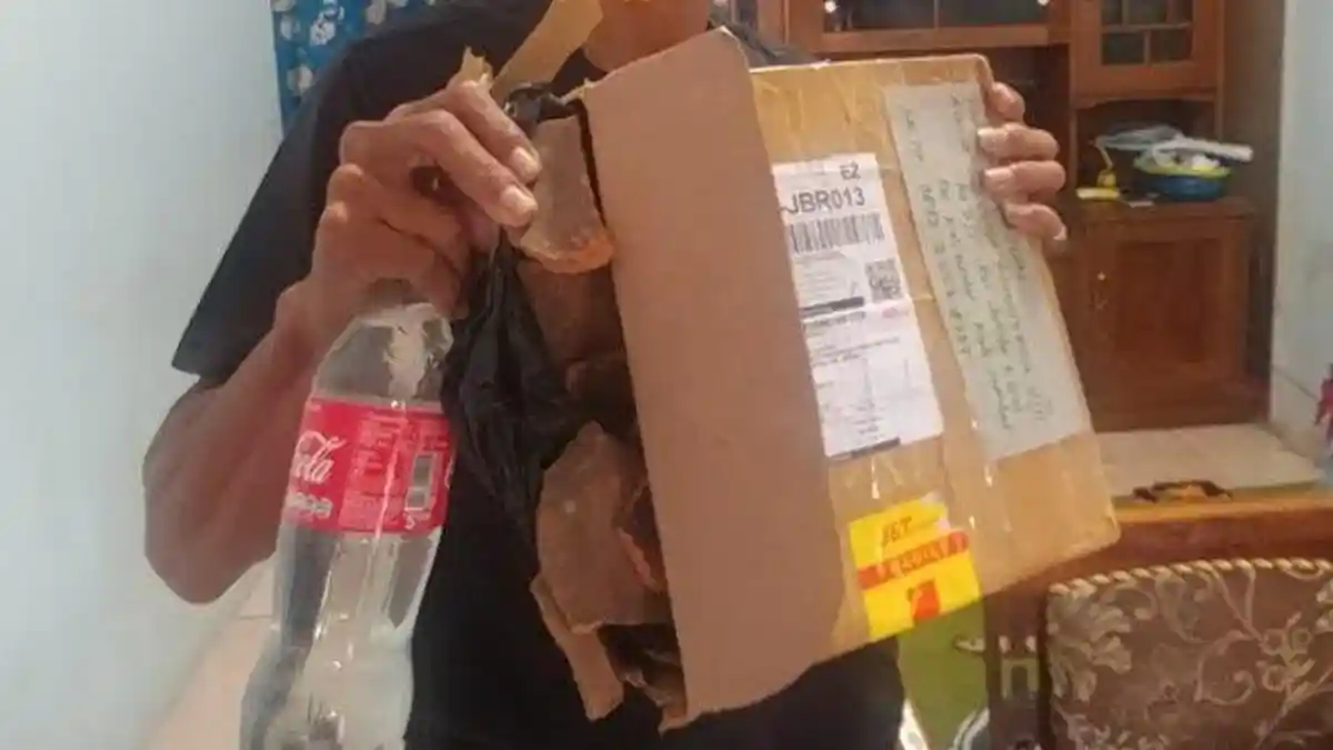 Beli Modem Wifi Lewat Facebook, Pria Ini Justru Dikirimi Pecahan Genteng dan Botol Air