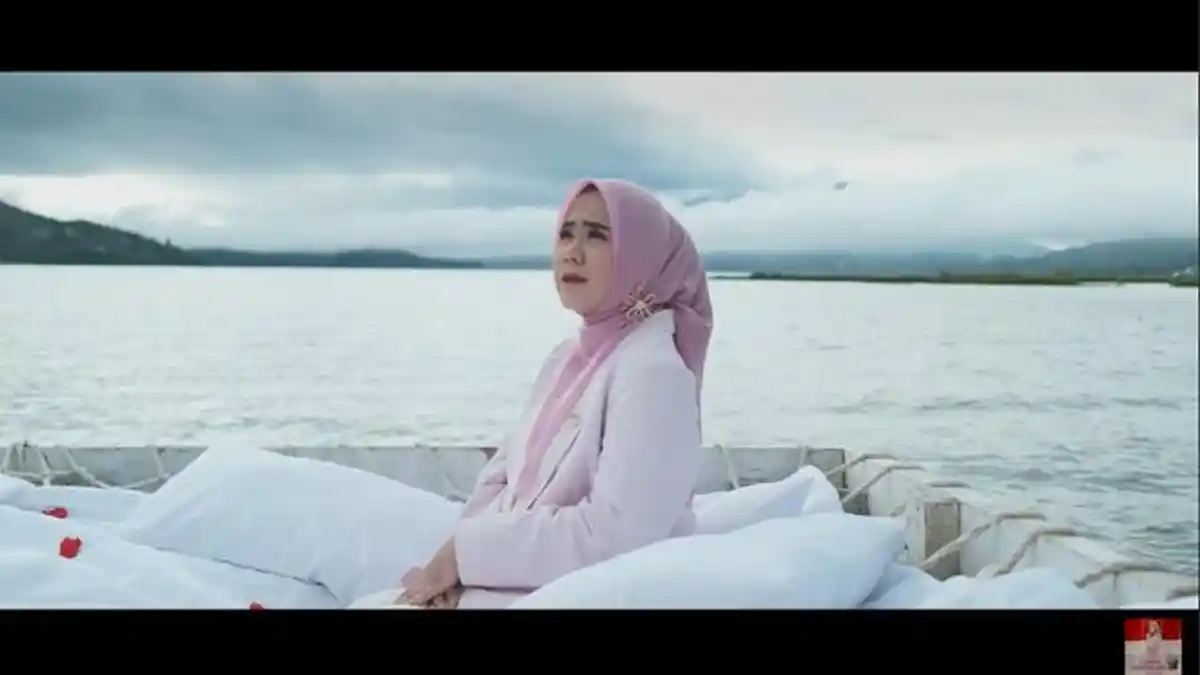 Lirik Lagu dan Terjemahan Sumpah Mainan Bibia oleh Rayola, Lagu Minang Hits Makna Penyesalan Cinta