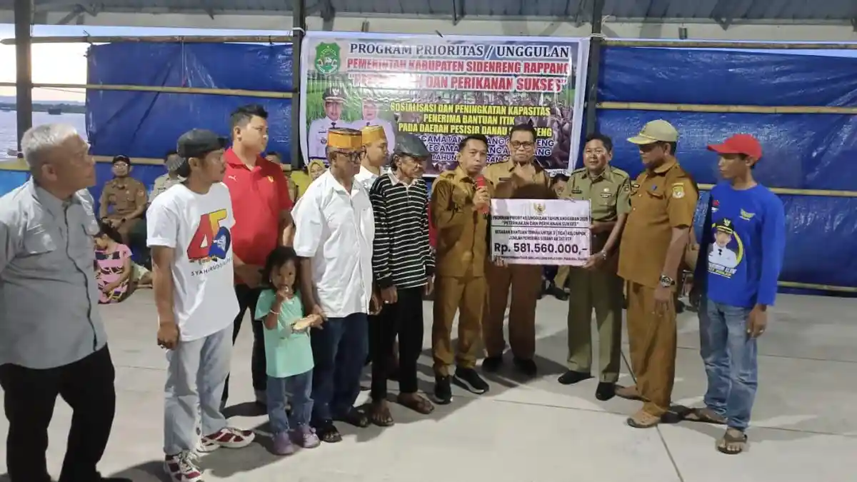 Bupati Sidrap Salurkan 19.600 Itik untuk Warga Pesisir Danau Sidenreng