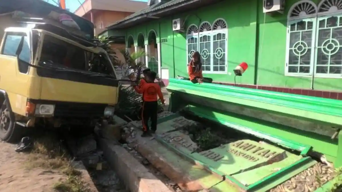 Tabrak Pagar Masjid, Sopir Truk Langsung Diamankan Polisi Khawatir Diamuk Massa