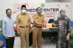 hasnah-syam-menyerahkan-bantuan-500-rapid-tes-kepada-bupati-barru.jpg