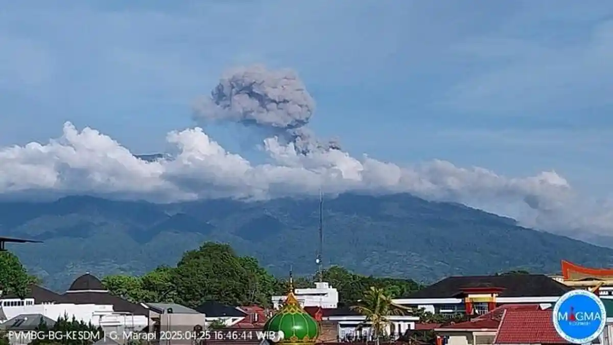 Gunung Marapi di Sumatera Barat Makin Sering 'Batuk', Sudah 15 Kali Erupsi Sepanjang April 2025