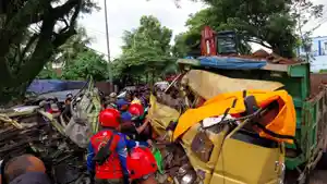 LAKA-MAUT-Kondisi-dua-truk-dan-satu-mobil.jpg