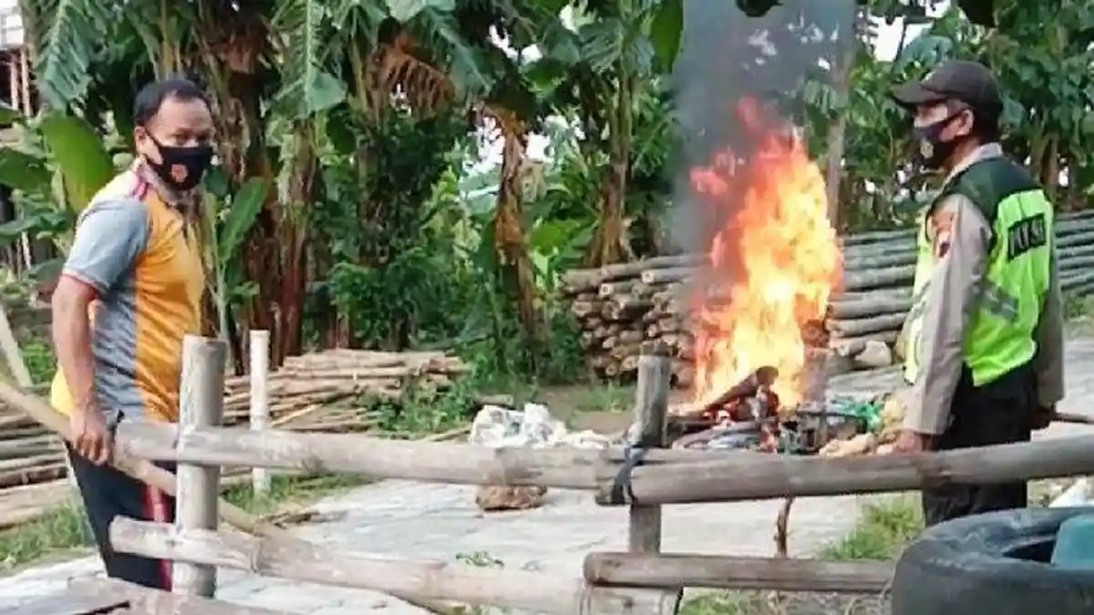 Geram Kotak Amal Masjid Dicuri, Warga Bakar Sepeda Motor Pelaku