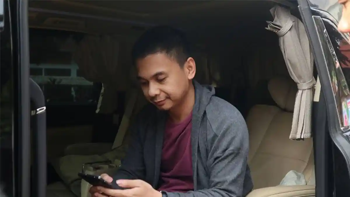 Nemu Kucing Pincang di Lokasi Syuting, Raditya Dika Membawanya Pulang, Begini Kondisinya Sekarang!