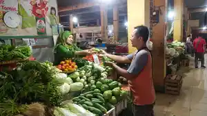 Pedagang-sayuran-di-Pasar-Beringharjo-Kota-Yogyakarta-melayani-pembeli-Kamis-2622026.jpg