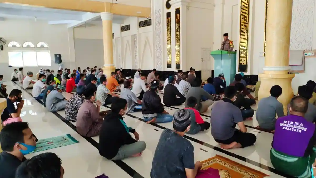 Selain Kontrol Protokol Kesehatan, Kapolres Enrekang Syiar Ramadan di Masjid Al-Ikhwan Sudu