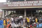 Ratusan Mahasiswa Gabungan Berbagai Perguruan Tinggi Demo ke DPRD Sumsel, Sampaikan 12 Tuntutan