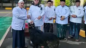 Foto-simbolis-Kemenag-Jabar-menyerahkan-hewan-kurban-yang-akan-didistribusikan.jpg