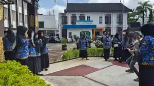 Sejumlah-PPPK-Paruh-Waktu-di-Banjarmasin-ketika-pengukuhan-di-Balai-Kota.jpg
