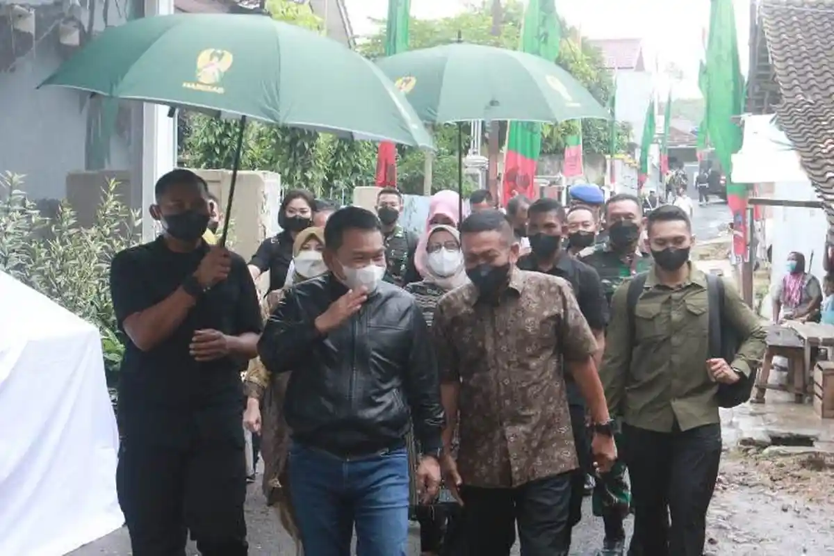 KSAD Jenderal Dudung Tiba di Ponpes Riyadhus Sholihin Bandar Lampung Bersama Sang Istri