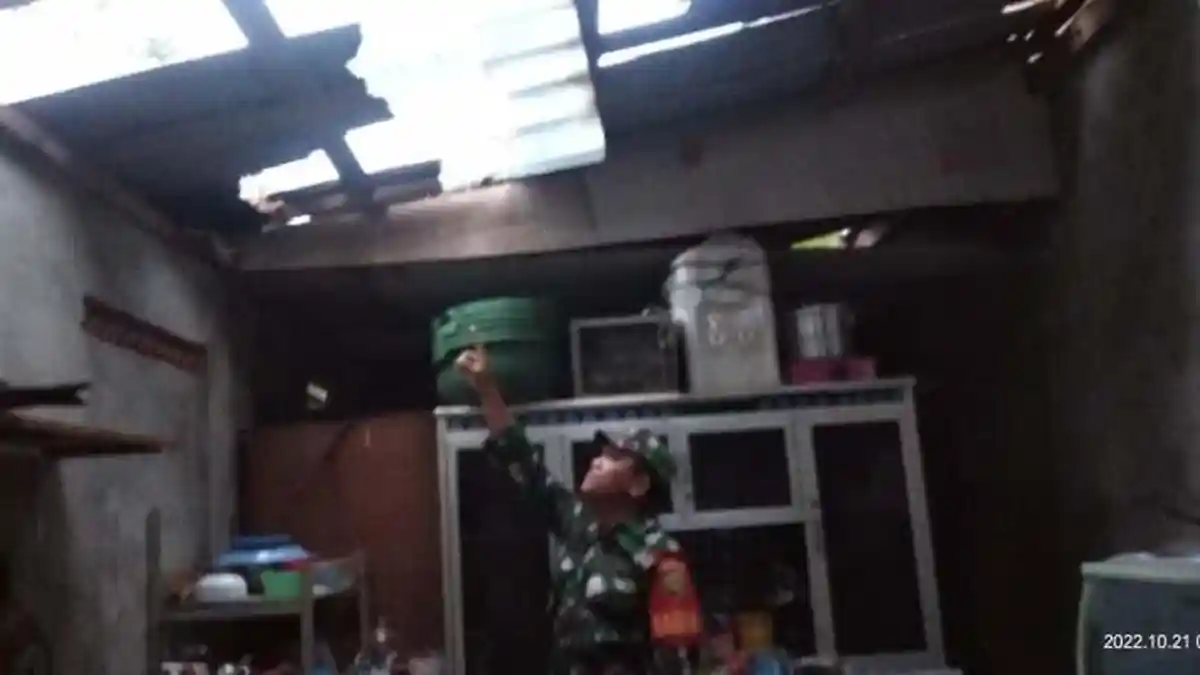 Rumah Tersambar Petir di Lampung Utara, Atap Dapur Nurmalini Jebol Dinding Hitam