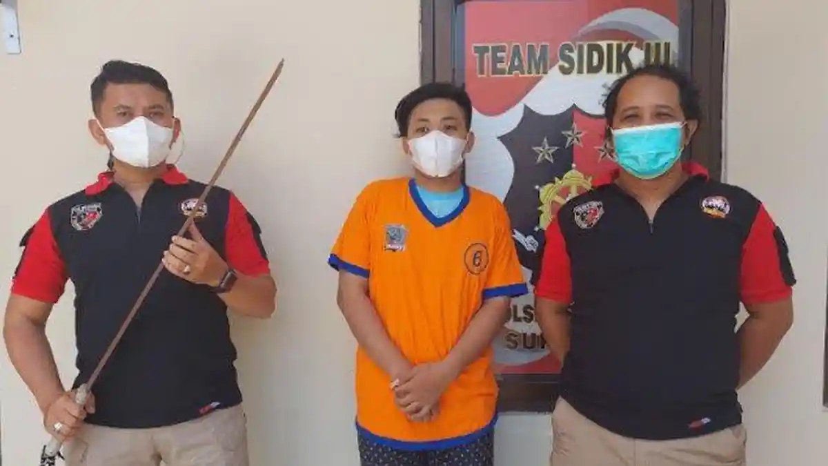 Bawa Samurai Sepanjang 90 cm di Balik Jaketnya, Pemuda di Surabaya Digelandang ke Polsek Sukolilo
