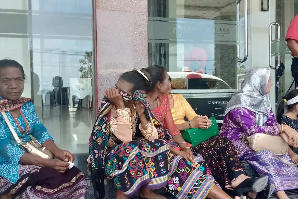 Ibu-ibu Asal SoE Rela Duduk Berjam-jam di Tangga Hotel Menunggu Anak Mereka Diwisuda