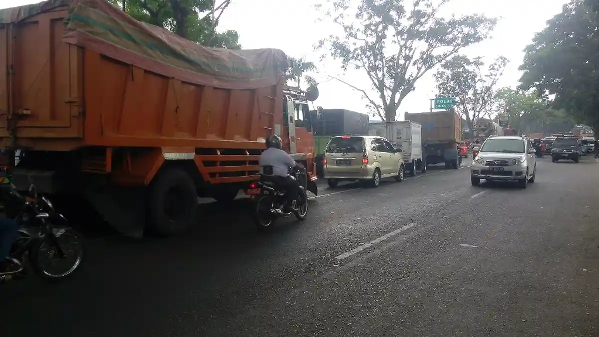 Arus Lalu Lintas di Jalan Sisingamangaraja Padat Merayap Pascatabrakan Terios dan Truk
