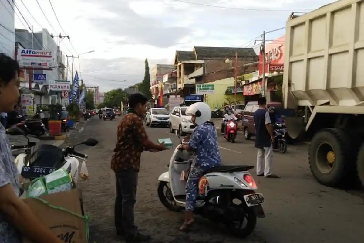 HMI Pinrang Bagi-bagi Menu Buka Puasa di Jalan Andi Arsyad