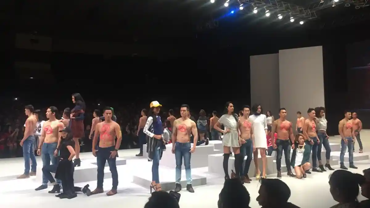 Raffi Ahmad Hadirkan Belasan Laki-laki Kekar Bertelanjang Dada di IFW 2017