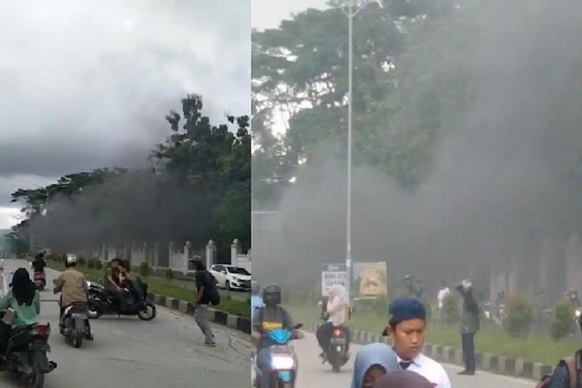 Blokade Jalan di Depan Kampus UHO Kendari, Mahasiswa Demonstrasi Buka Jalur Lain untuk Pengendara