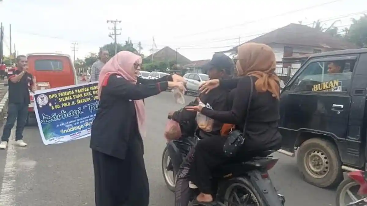 Berbagi Keberkahan di Bulan Suci Ramadan, PPI Dairi Berbagi Takjil kepada Pengendara