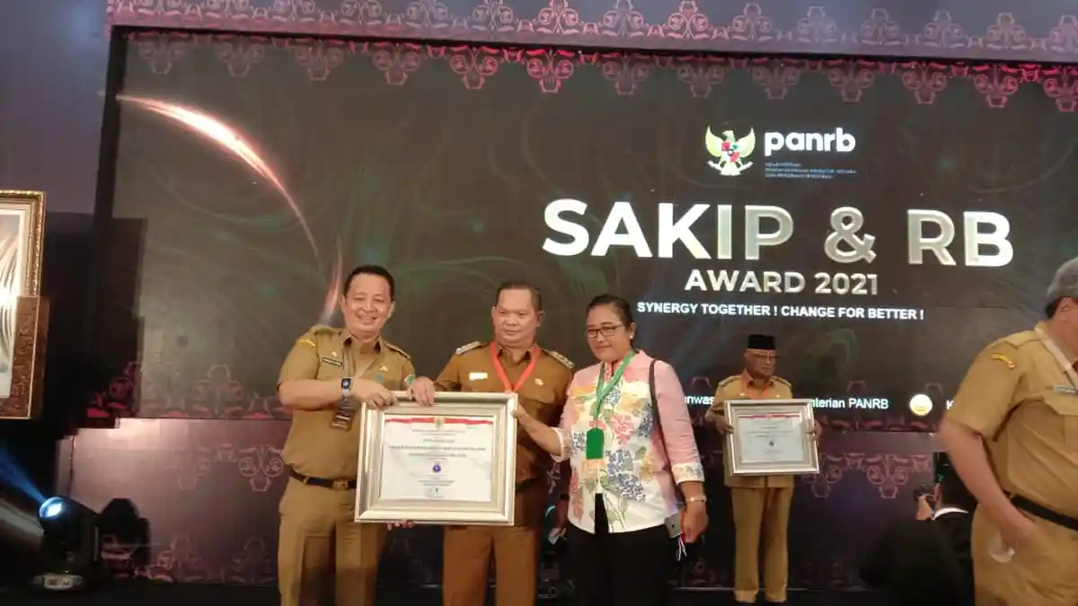 Bupati Talaud Elly Englebert Lasut Terima Penghargaan Dari Kemenpan RB