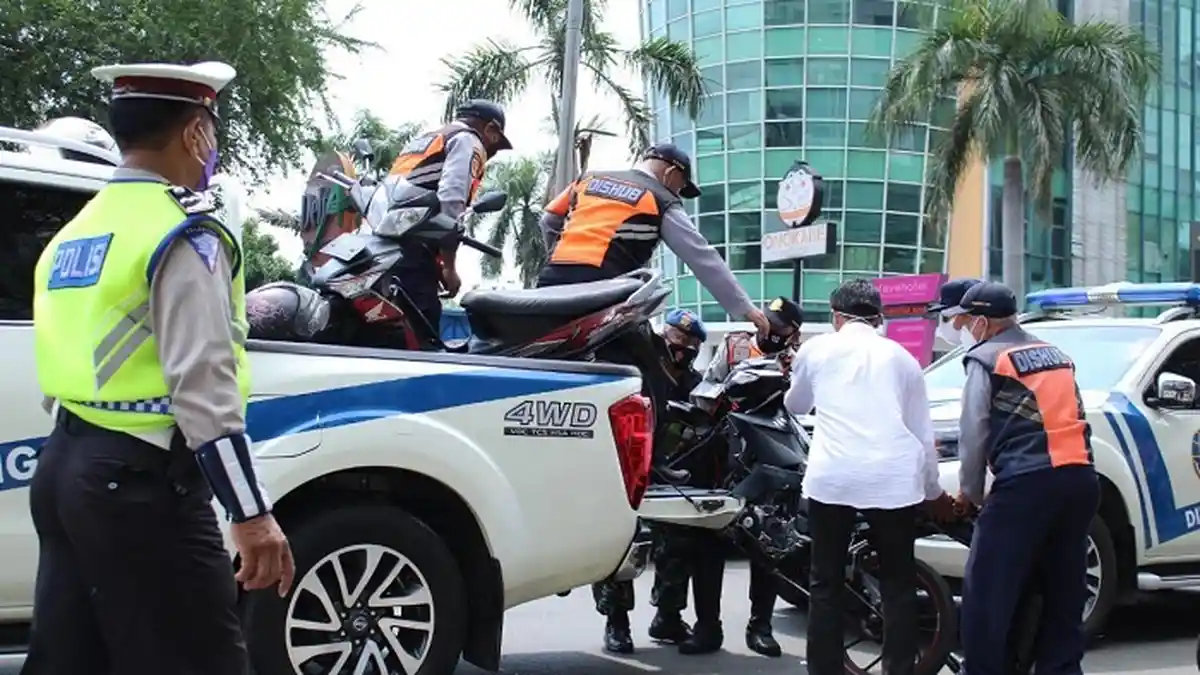 Parkir Sembarangan di Jalan Pluit Selatan, 21 Sepeda Motor Diangkut Petugas Dishub