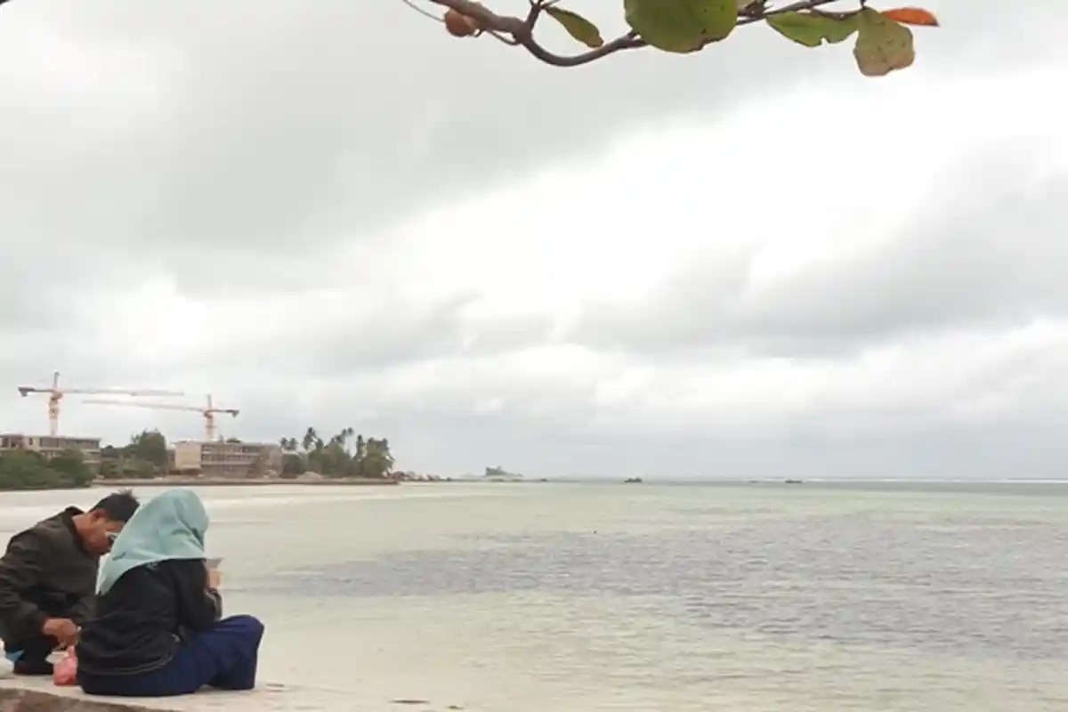 Pantai Trikora Diserbu Wisatawan, Tapi Tak Boleh Berenang Terlalu Jauh