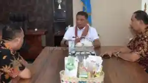 Penjabat-Wali-Kota-Kupang-Fahrensy-Funay-saat-bertemu-pengurus-organisasi-Atoin-Meto-Kopan.jpg