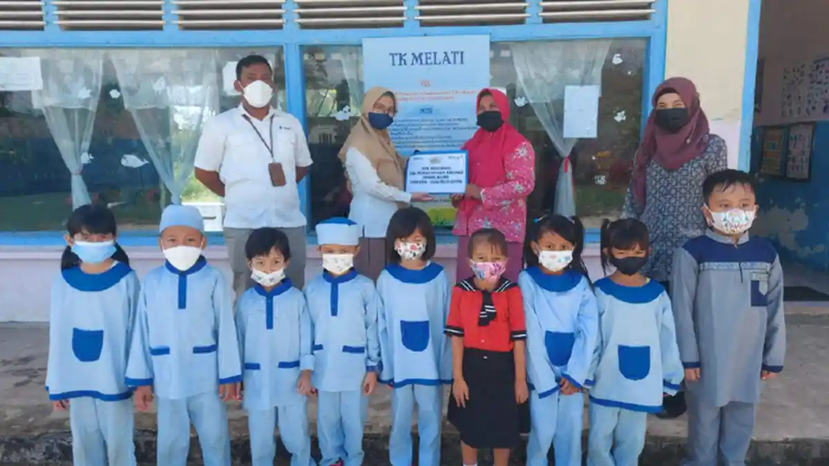 Bantu Tingkatkan Sarana di TK Melati Gantung, PT Timah Tbk Bantu Pasang Konblok