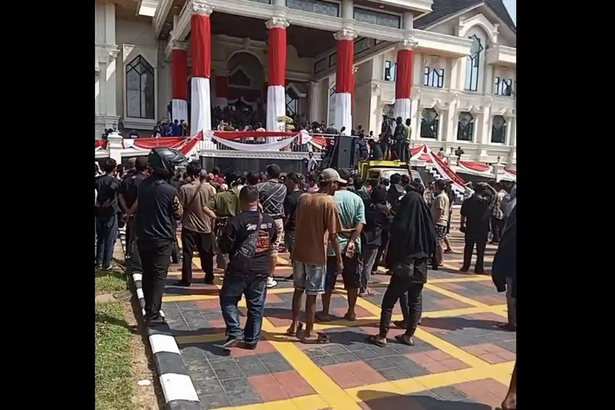 Unjuk Rasa Sopir Angkutan Batu Bara di Jambi Berakhir Ricuh, Massa Lempari Jendela Kantor Gubernur