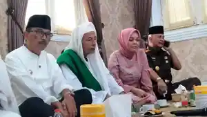 Habib-Lutfi-Bin-Yahya-saat-bersama-Pj-Bupati-Kuningan-H-Iip-Hidajat.jpg