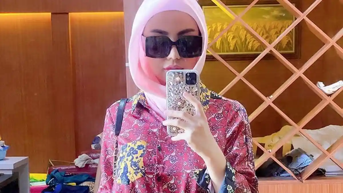 Dulu Cuma Anak Tukang Bubur dan Kontroversial, Kini Artis Ini Rela Blusukan Renovasi Musala Roboh