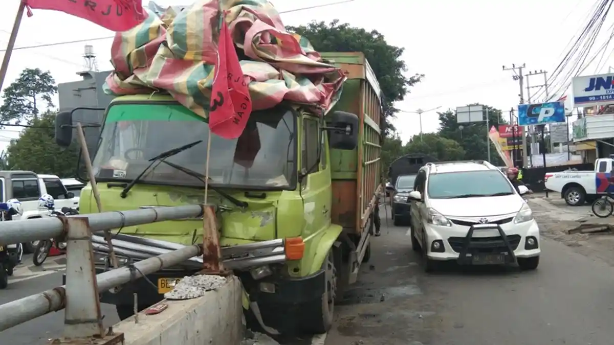Truk Tabrak Flyover MBK Mau Antar Pakan Ternak ke Bekri