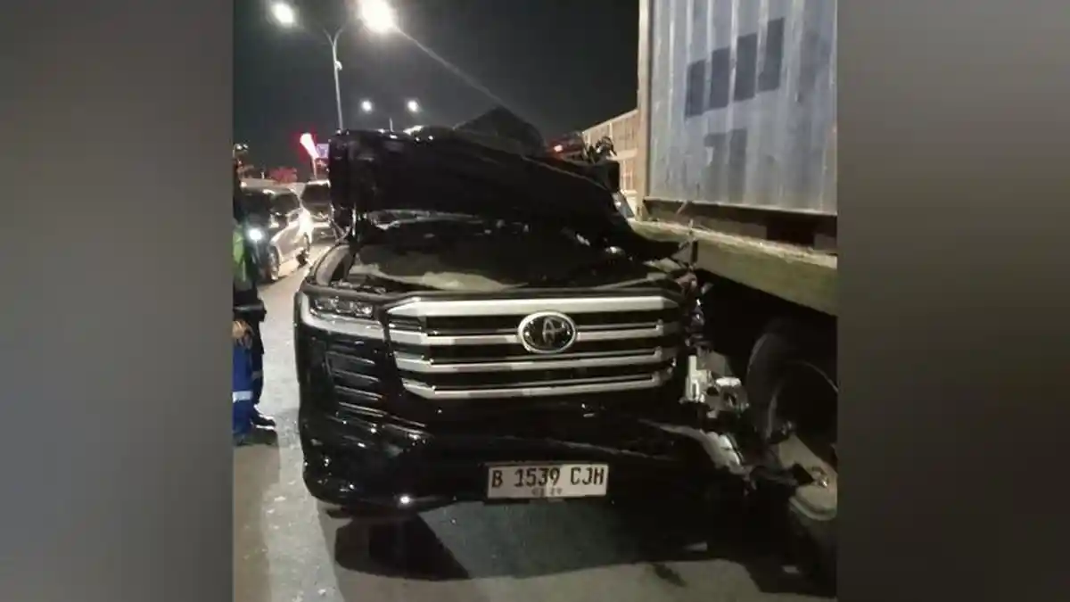Mobil Milik Pengusaha Pallubasa Serigala Tabrak Kontainer, Istri dan Anak Tewas