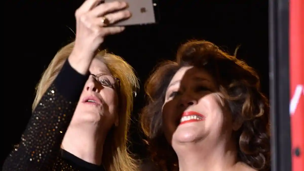 Meryl Streep Kebingungan Cara Pakai iPhone untuk Selfie