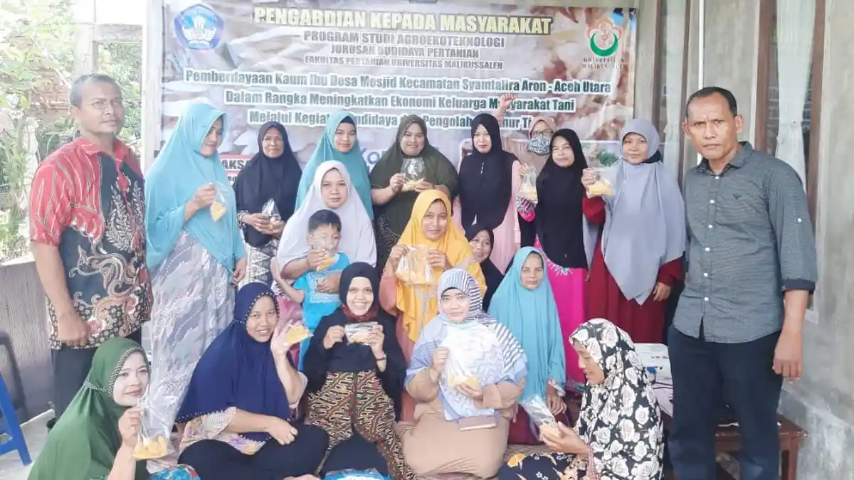 Dosen Unimal Latih Kaum Ibu dari Mulai Budidaya, Pengolahan Jamur Tiram Sampai Pemasaran 