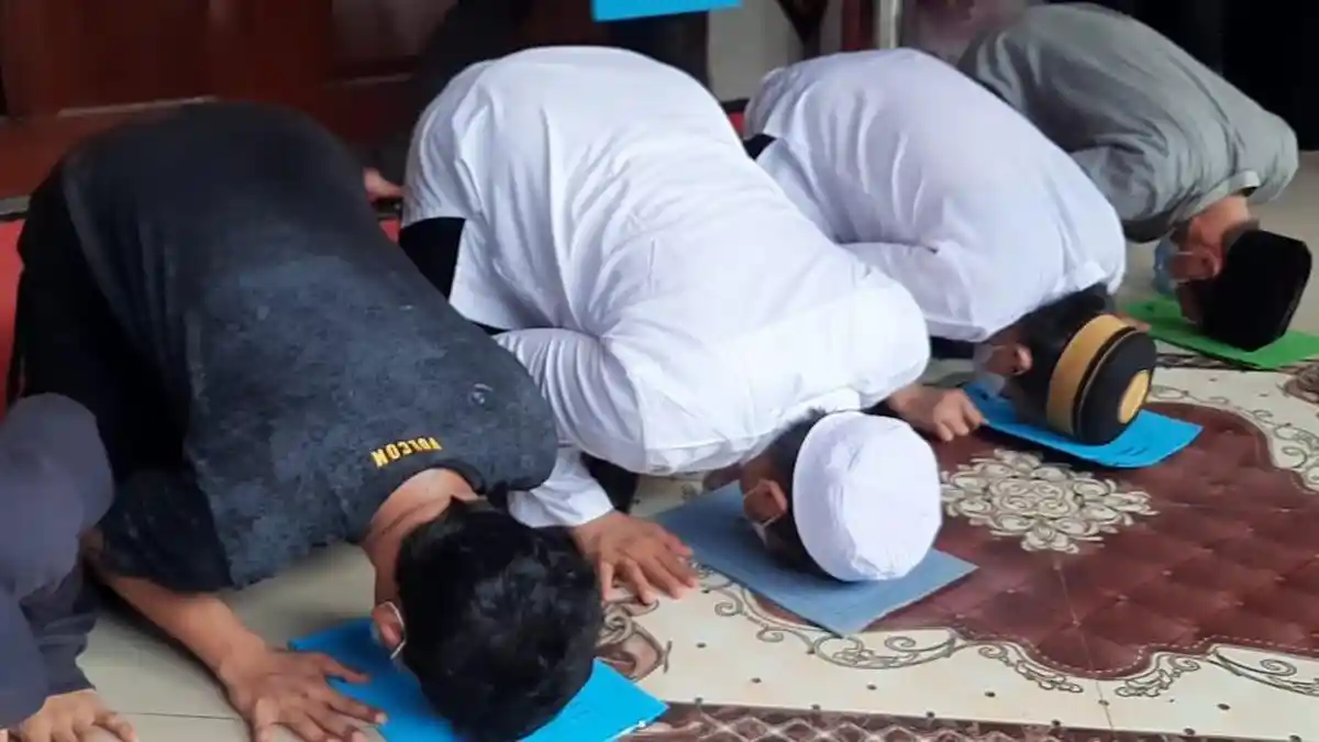 Sujud Syukur Rizki Saputra, WBP Rutan yang Bebas Setelah Mendapat Remisi Idul Fitri 2022 