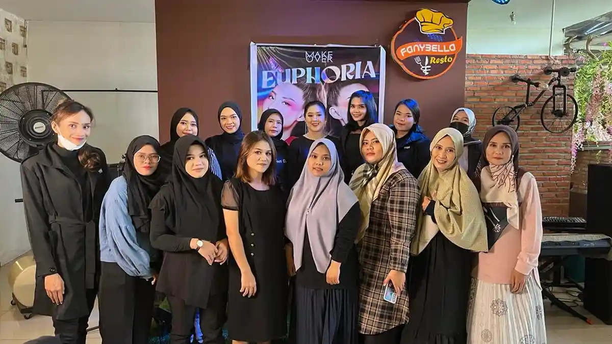Kolaborasi dengan Anugerah Cosmetics Panam, Make Over Cosmetics Gelar Beauty Class