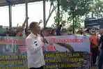 Kepala-Desa-Tanjungrejo-Christian-Rahadiyanto-saat-memimpin-unjuk-rasa-di-TPA-Tanjungrejo.jpg