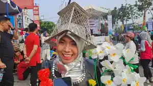 Eli-55-warga-RW-04-Kayu-Putih-Pulo-Gadung-Jakarta-Timur-ikuti-parade-pakai-gaun-pesta-malam.jpg