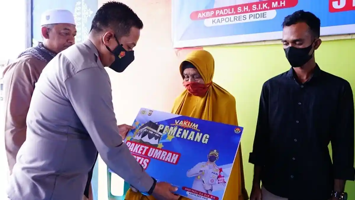 Dapat Hadiah Umrah Program Vaksinasi, Lansia Ini Menangis Haru, Pengantin Baru Ketiban Sepmor