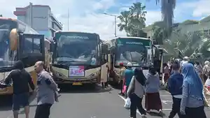 Warga-naik-bus-angkutan-mudik-gratis-milik-Pemerintah-Kabupaten-Pemkab-Jember.jpg